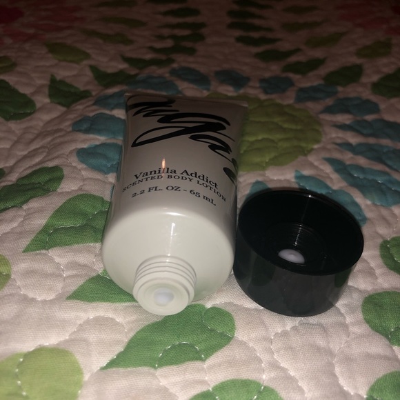 2/12 Bath and Bodyworks Sugar Lotion - Picture 3 of 3